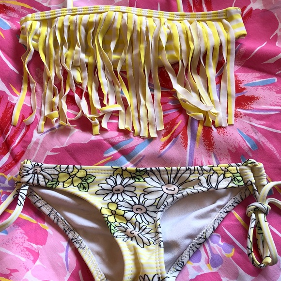 Girls kini - Picture 1 of 3